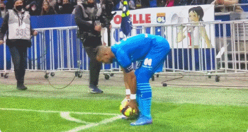 马丁内利戴帽 枪手逆转晋级第四轮